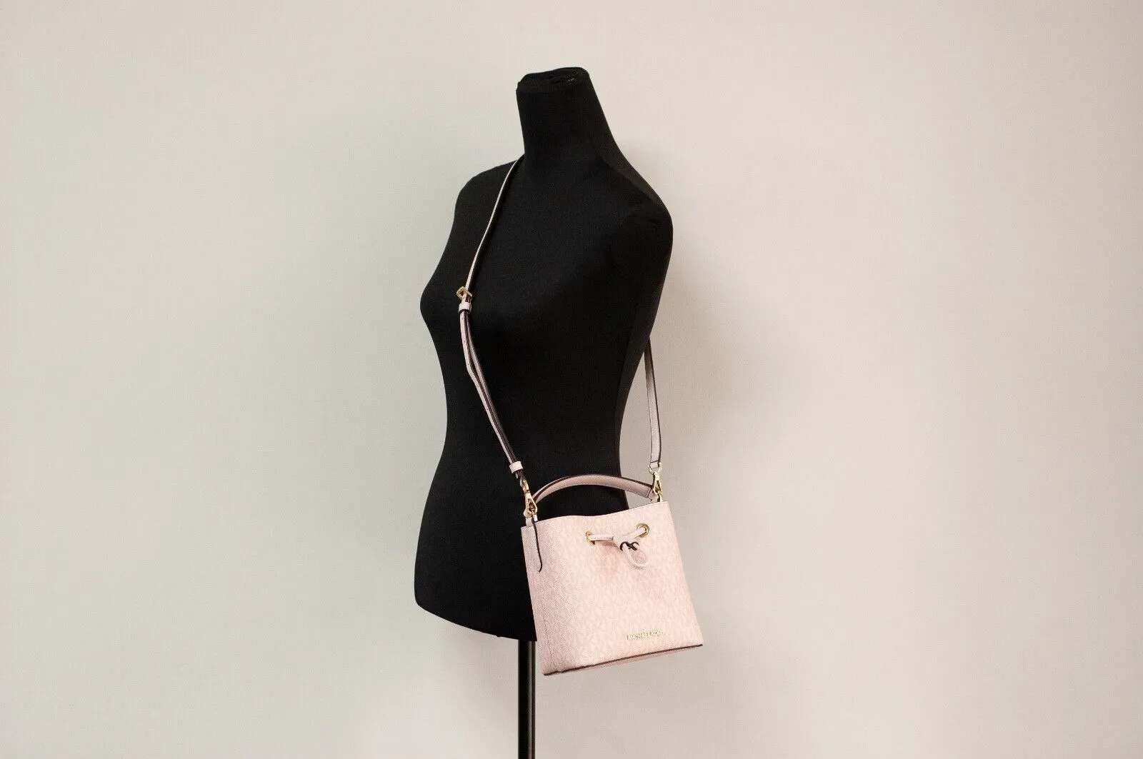 Michael Kors Suri Small&nbsp; Bucket Bag (Dark Powder Blush Signature)